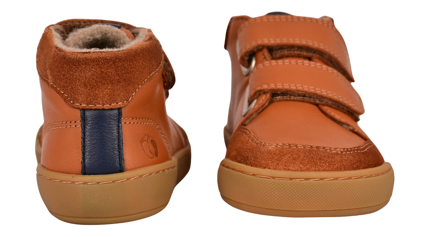 Telyoh RUNNER Mid in Haselnuss mit stabiler Ferse mit blauem Akzent hinten und breiter Zehenbox vorne, Ansicht hinten und vorne