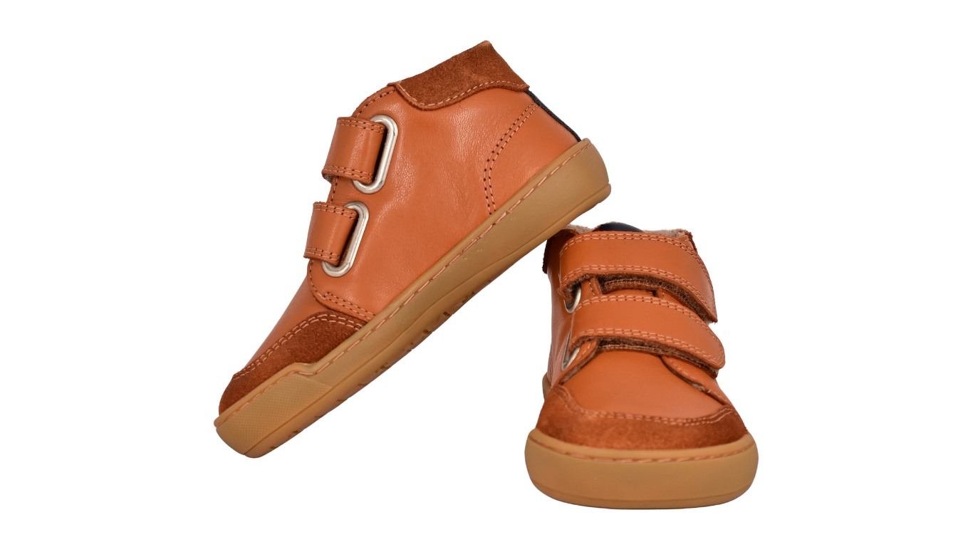 Telyoh RUNNER Mid in Haselnuss aus Leder mit Wollfutter, zwei Klettverschlüssen und flexibler Sohle, Ansicht vorne und seitlich