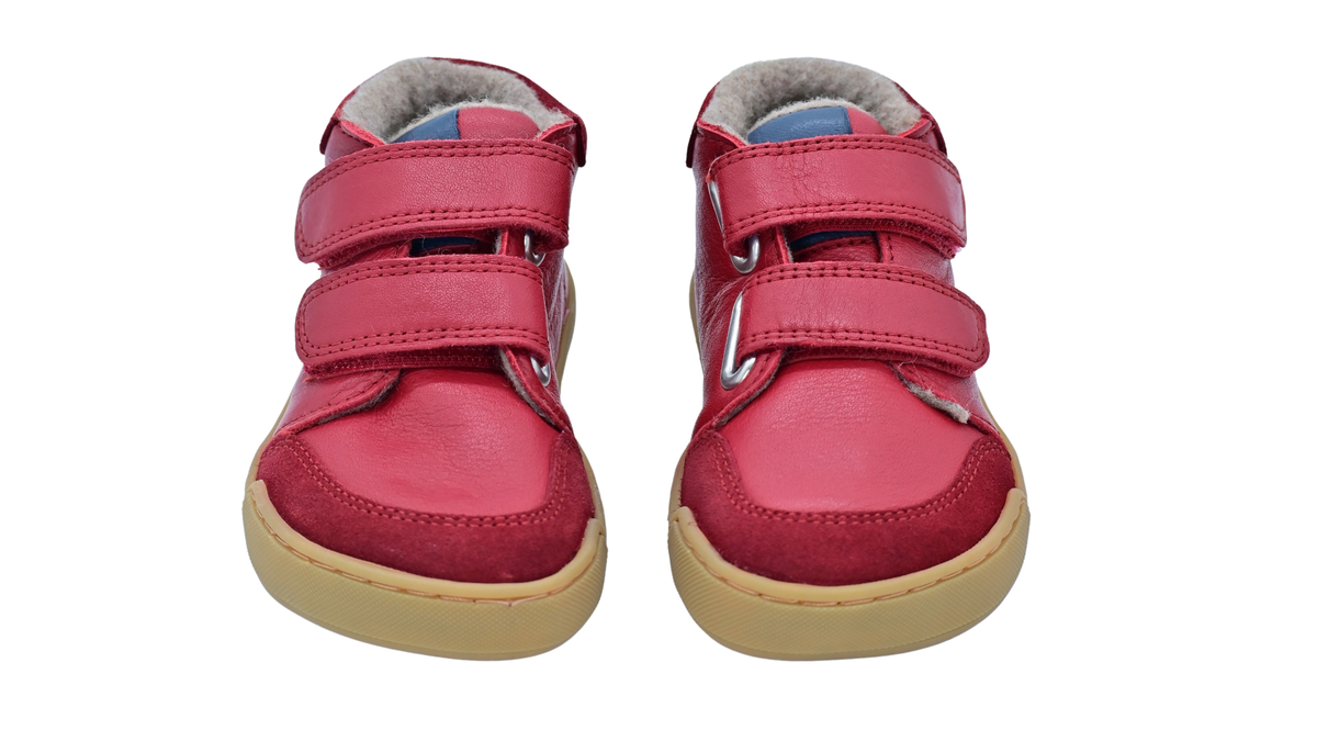 Halbhohe Barfußschuhe für Kinder mit zwei Klettverschlüssen und breiter Zehenbox, schräge Draufsicht