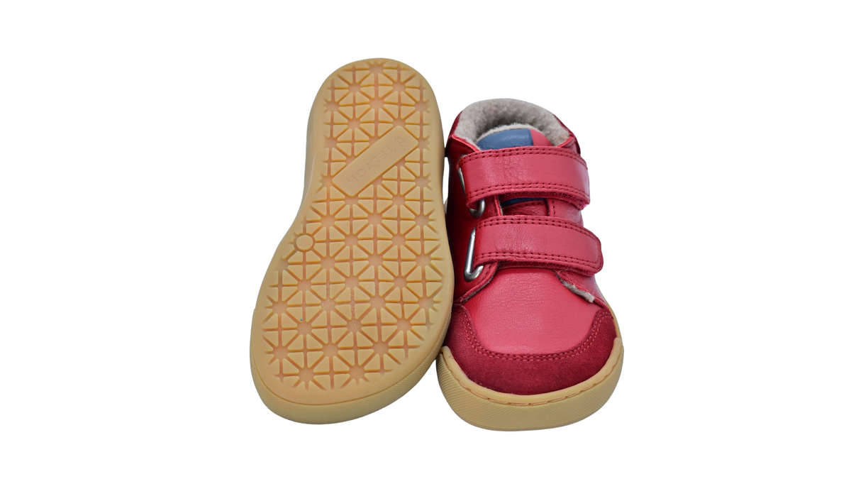Halbhohe Barfußschuhe für Kinder mit zwei Klettverschlüssen und profilierter Sohle, Ansicht von unten und Draufsicht