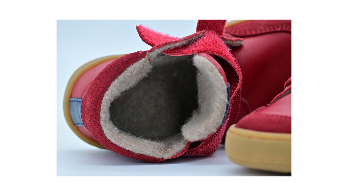 Halbhoher Barfußschuh für Kinder mit geöffnetem Klettverschluss und sichtbarem Innenfutter, Detailansicht