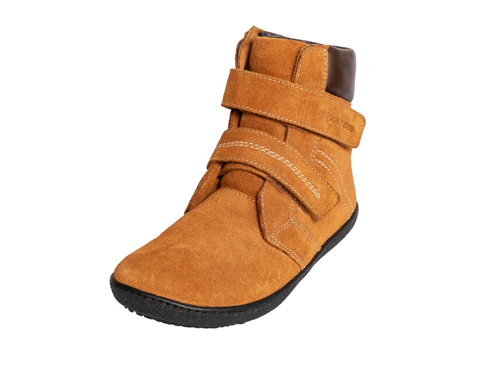 Barfußwinterstiefel für Kinder mit breiter Zehenbox, zwei Klettverschlüssen und geschlossenem Schaft, schräge Vorderansicht