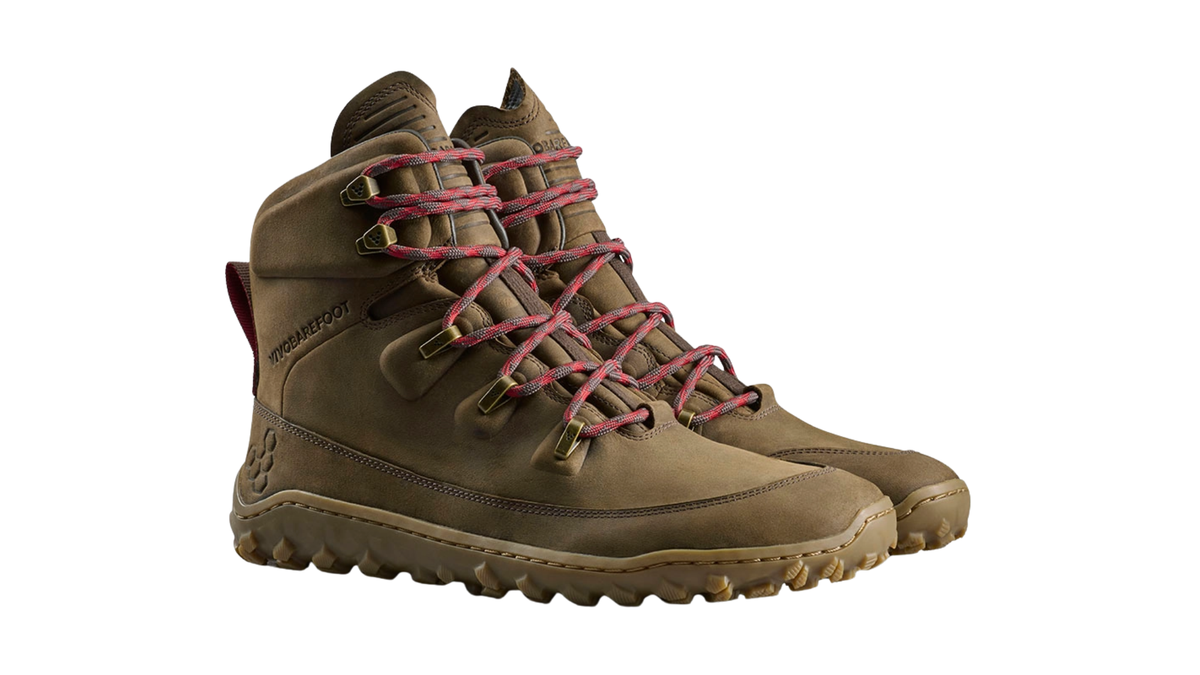 Barfußwanderstiefel, geschlossene Zehen und geschlossener Fersenbereich, Schnürung mit Ösen, profilierte Sohle, schräge Vorderansicht, Paar