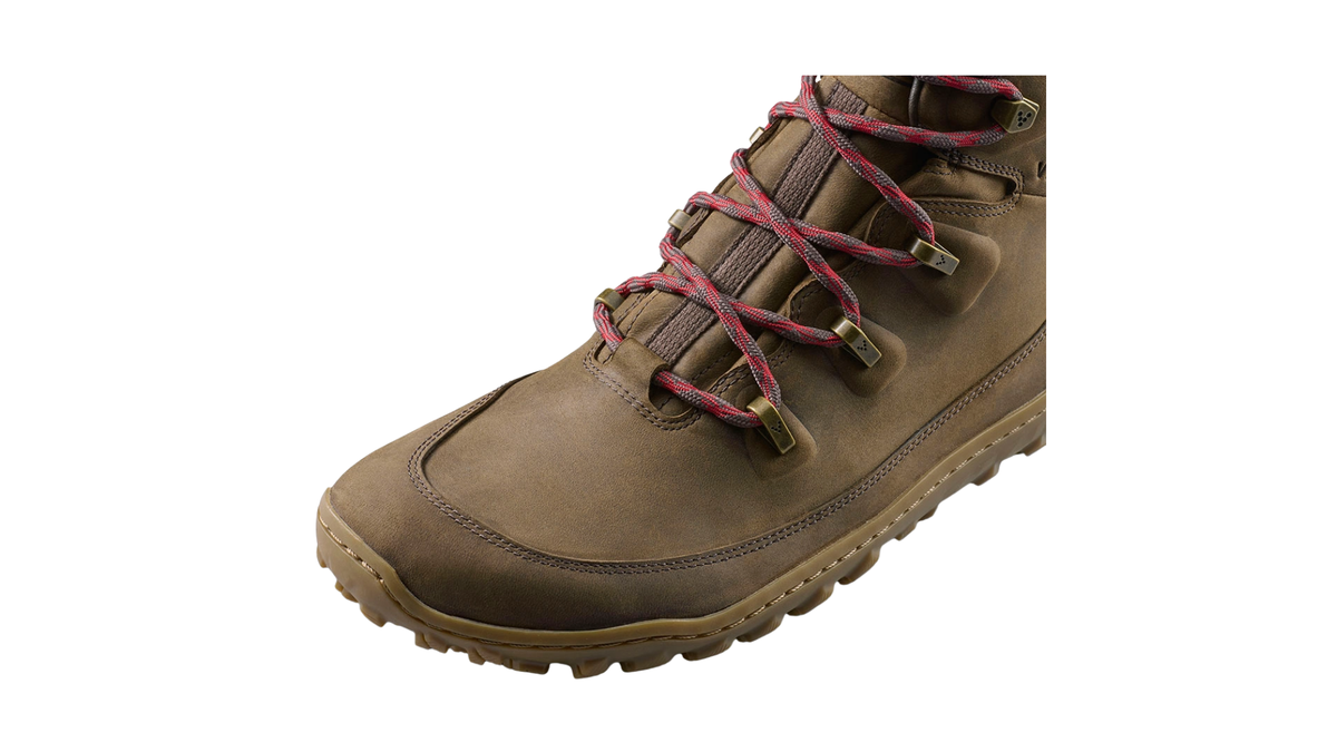 Barfußwanderstiefel, geschlossene Zehen und geschlossener Fersenbereich, Schnürung mit Ösen, profilierte Sohle, Detailansicht Schnürung