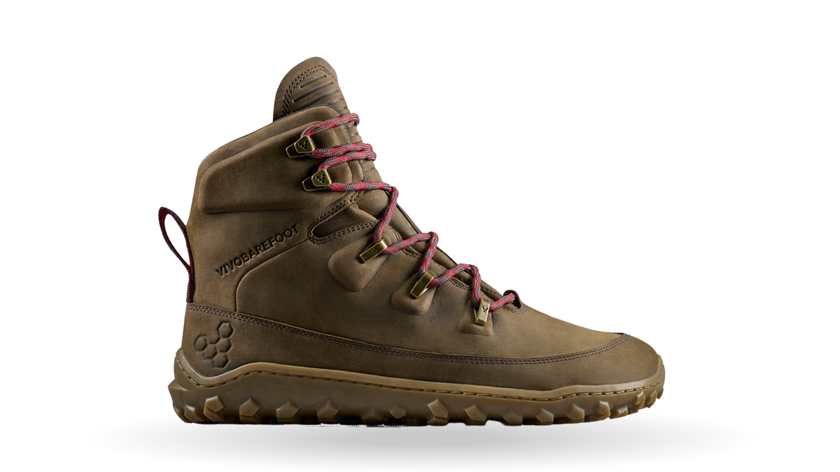 Barfußwanderstiefel, geschlossene Zehen und geschlossener Fersenbereich, Schnürung mit Ösen, profilierte Sohle, Seitenansicht außen, Einzelschuh