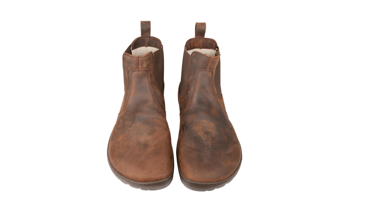 Chelsea-Boots als Paar, Vorderansicht. Symmetrische Form, runde Zehen, gleichmäßige Leistenbreite.