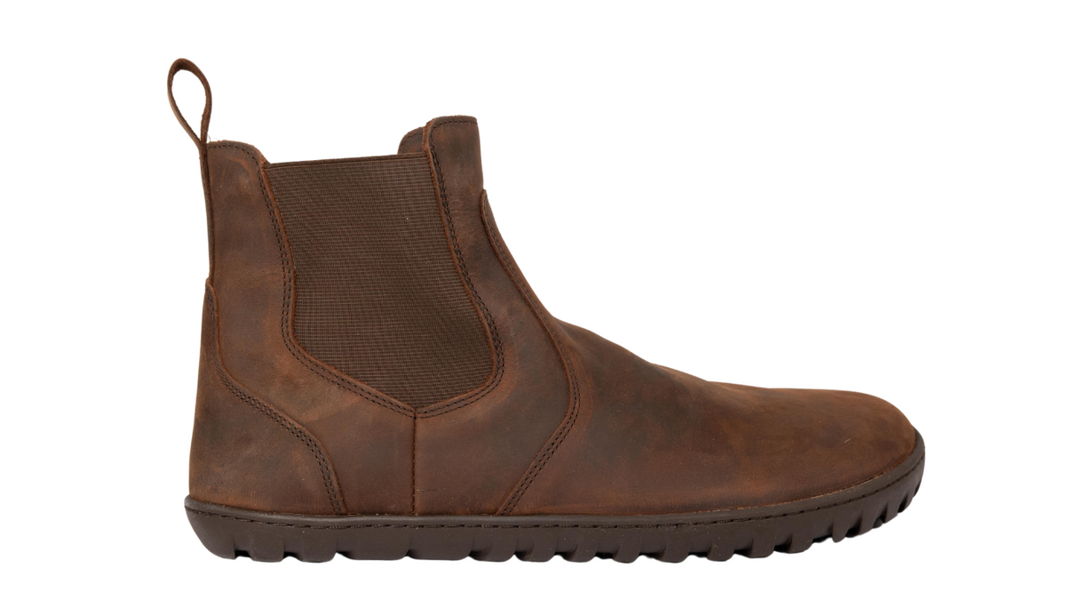 Chelsea-Boot, Seitenansicht nach rechts. Flache, flexible Sohle, elastischer Einsatz am Schaft, Zugschlaufe hinten, breite Zehenbox.