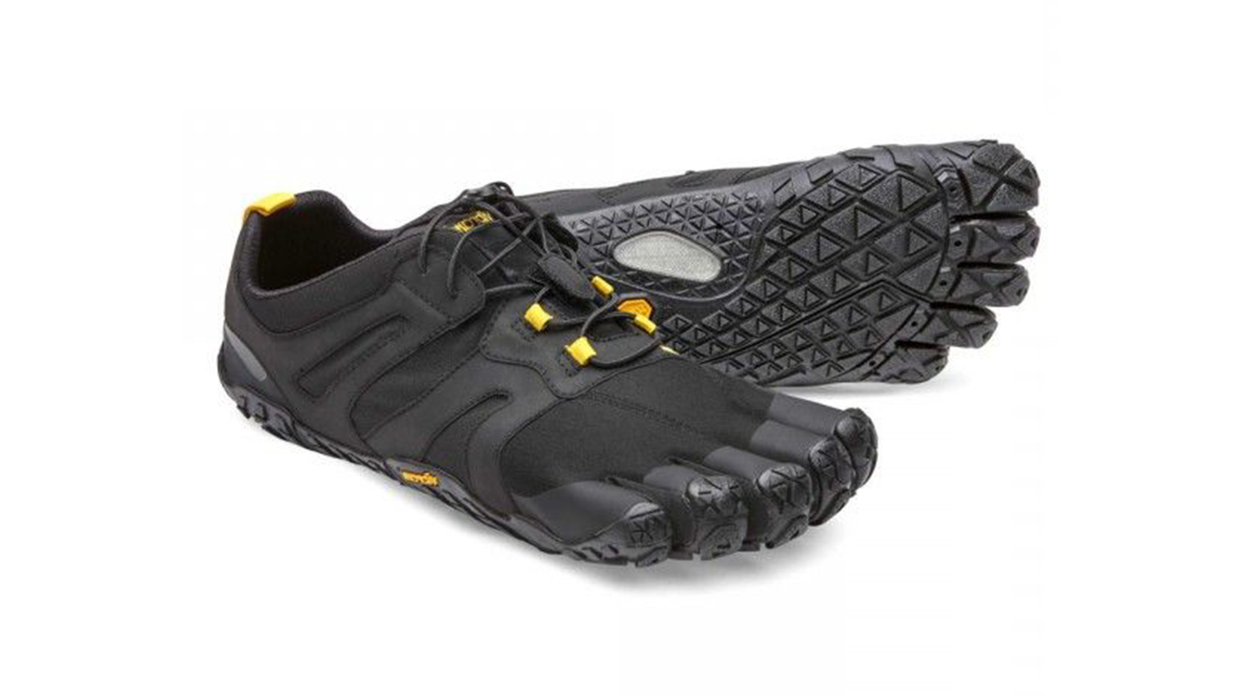 Barfußschuh für Erwachsene mit Schnürung, fünf einzelnen Zehenkammern und profilierter Sohle als Paar, schräge Vorderansicht