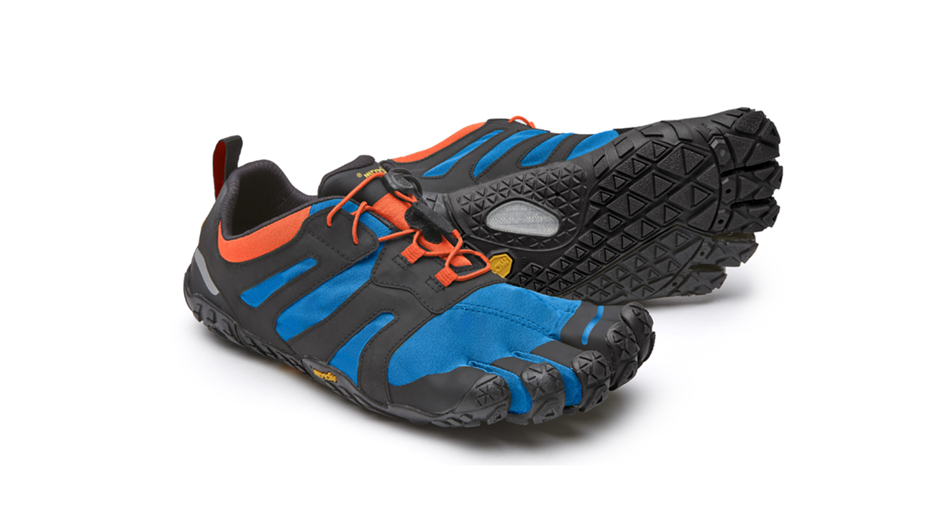Barfußschuh für Erwachsene mit Schnürung, fünf einzelnen Zehenkammern und profilierter Sohle als Paar, schräge Vorderansicht