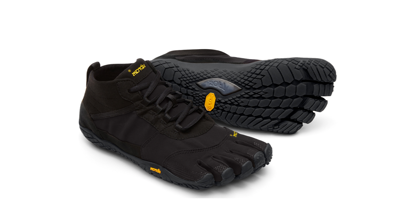 Barfußschuh für Erwachsene mit Schnürung, fünf einzelnen Zehenkammern und profilierter Sohle als Paar, schräge Vorderansicht