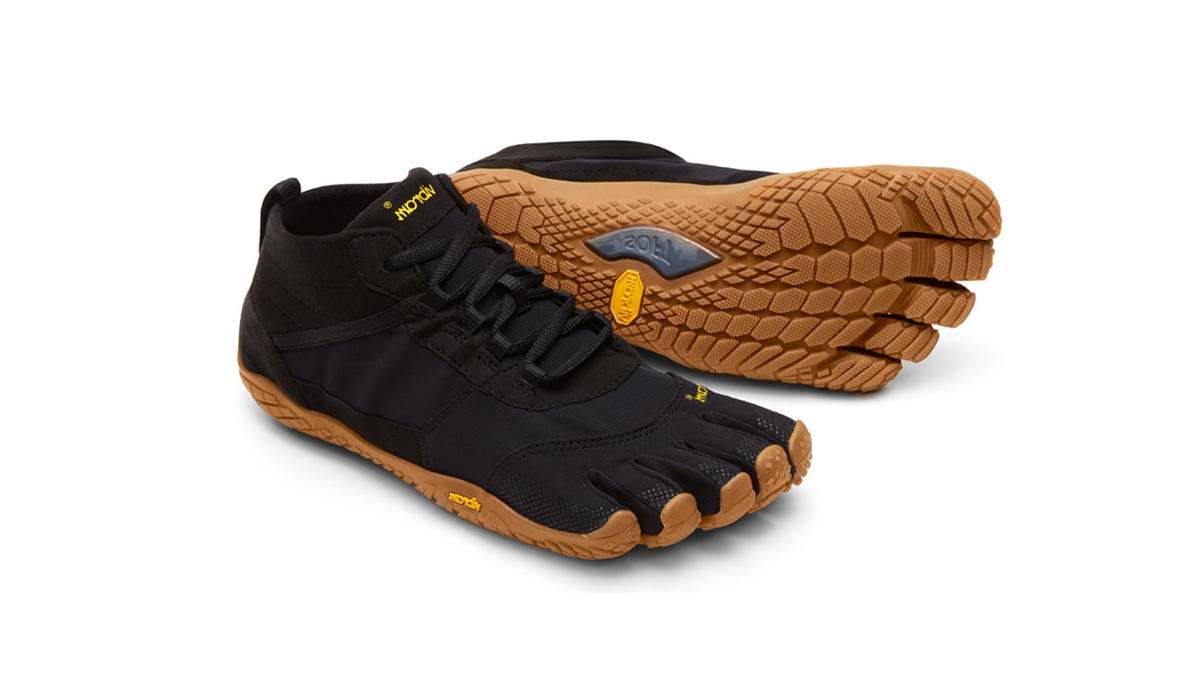 Barfußschuh für Erwachsene mit Schnürung, fünf einzelnen Zehenkammern und profilierter Sohle als Paar, schräge Vorderansicht
