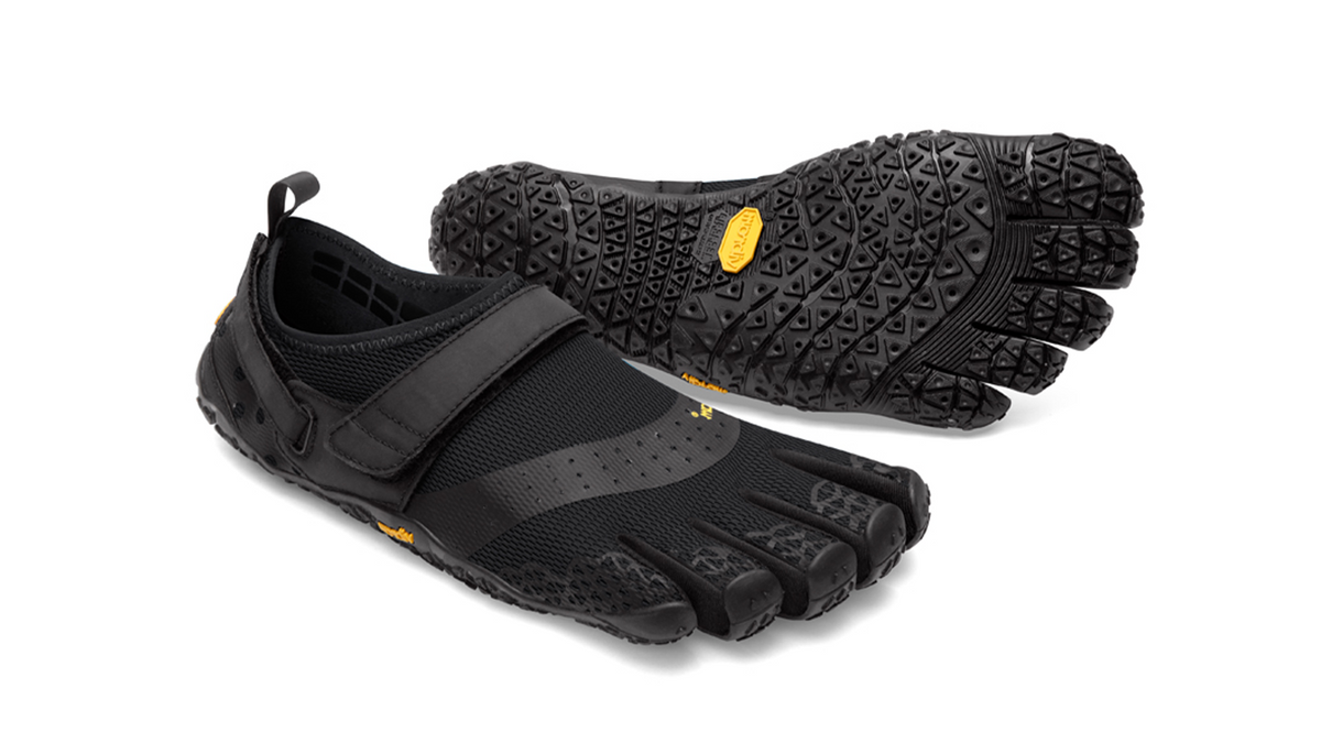 Barfußschuh für Erwachsene mit Schnürung, fünf einzelnen Zehenkammern und profilierter Sohle als Paar, schräge Vorderansicht