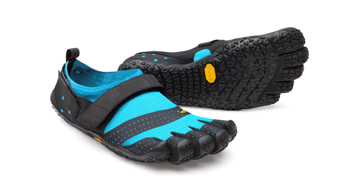 Barfußschuh für Erwachsene mit Schnürung, fünf einzelnen Zehenkammern und profilierter Sohle als Paar, schräge Vorderansicht