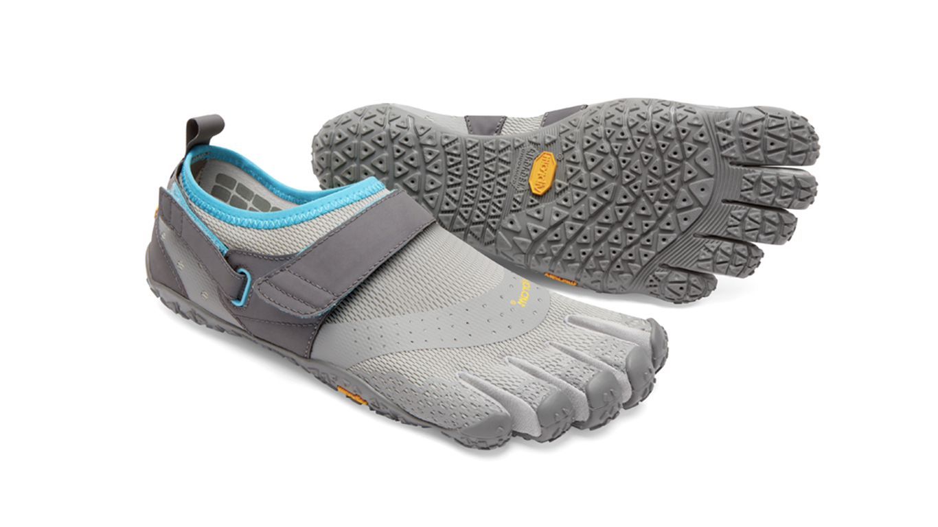 Barfußschuh für Erwachsene mit Schnürung, fünf einzelnen Zehenkammern und profilierter Sohle als Paar, schräge Vorderansicht