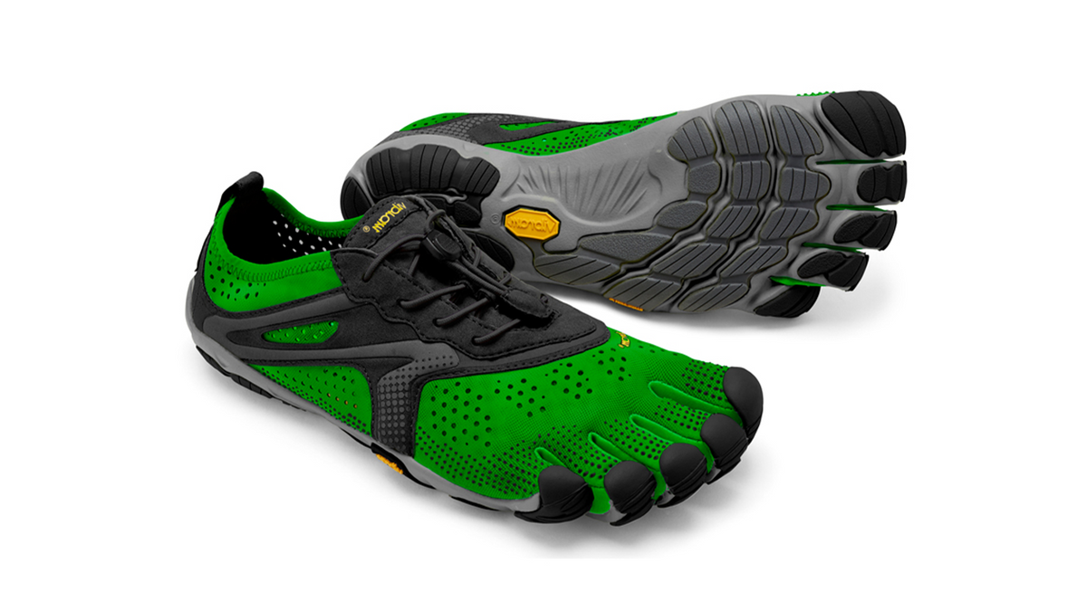 Barfußschuh für Erwachsene mit Schnürung, fünf einzelnen Zehenkammern und profilierter Sohle als Paar, schräge Vorderansicht