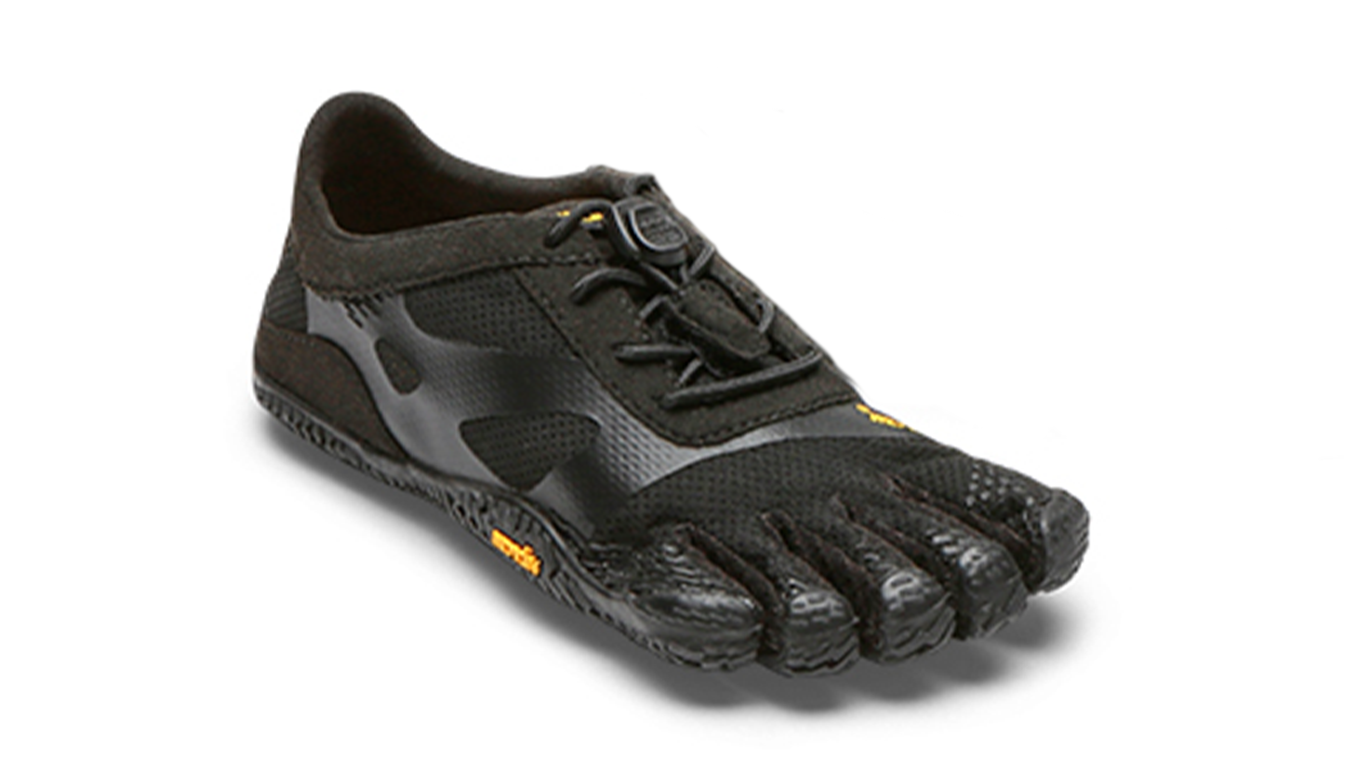 Barfußschuh für Kinder mit Schnürung, fünf einzelnen Zehenkammern und profilierter Sohle, schräge Vorderansicht