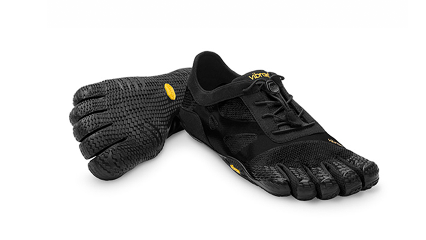 Barfußschuh für Erwachsene mit Schnürung, fünf einzelnen Zehenkammern und profilierter Sohle als Paar, schräge Vorderansicht