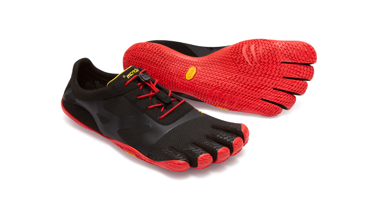 Barfußschuh für Erwachsene mit Schnürung, fünf einzelnen Zehenkammern und profilierter Sohle als Paar, schräge Vorderansicht