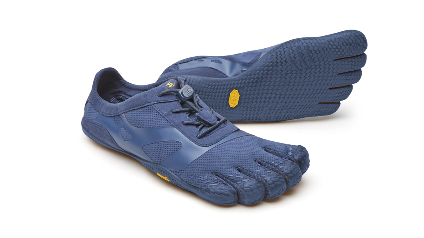 Barfußschuh für Erwachsene mit Schnürung, fünf einzelnen Zehenkammern und profilierter Sohle als Paar, schräge Vorderansicht