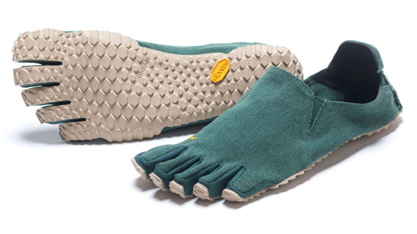 Barfußschuh für Erwachsene ohne Verschluss mit fünf einzelnen Zehenkammern und profilierter Sohle als Paar, schräge Vorderansicht