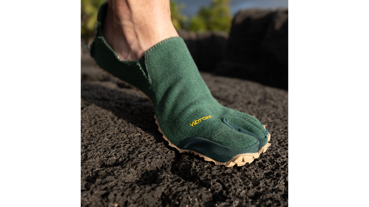 Barfußschuh für Erwachsene ohne Verschluss mit fünf einzelnen Zehenkammern am Fuß getragen, Detailansicht