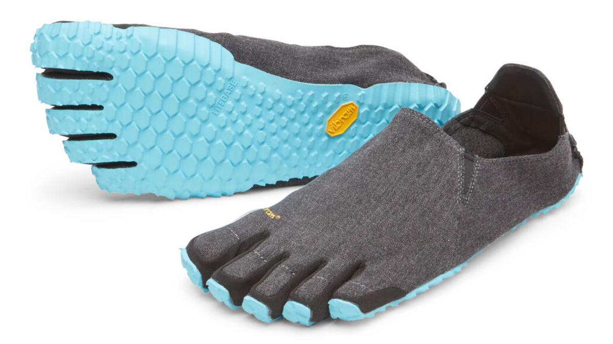 Barfußschuh für Erwachsene ohne Verschluss mit fünf einzelnen Zehenkammern und profilierter Sohle als Paar, schräge Vorderansicht