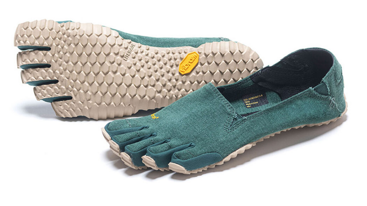 Barfußschuh für Erwachsene ohne Verschluss mit fünf einzelnen Zehenkammern und profilierter Sohle als Paar, schräge Vorderansicht