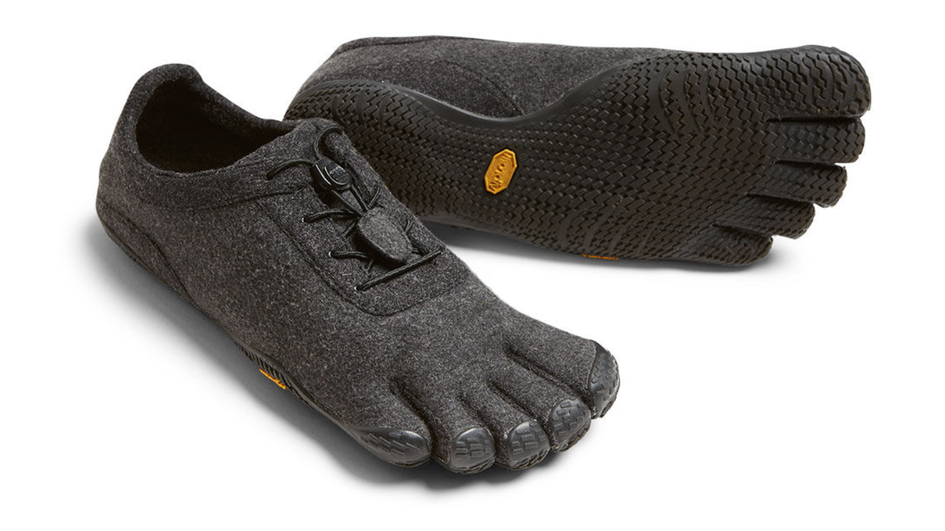 Barfußschuh für Erwachsene mit Schnürung, fünf einzelnen Zehenkammern und profilierter Sohle als Paar, schräge Vorderansicht