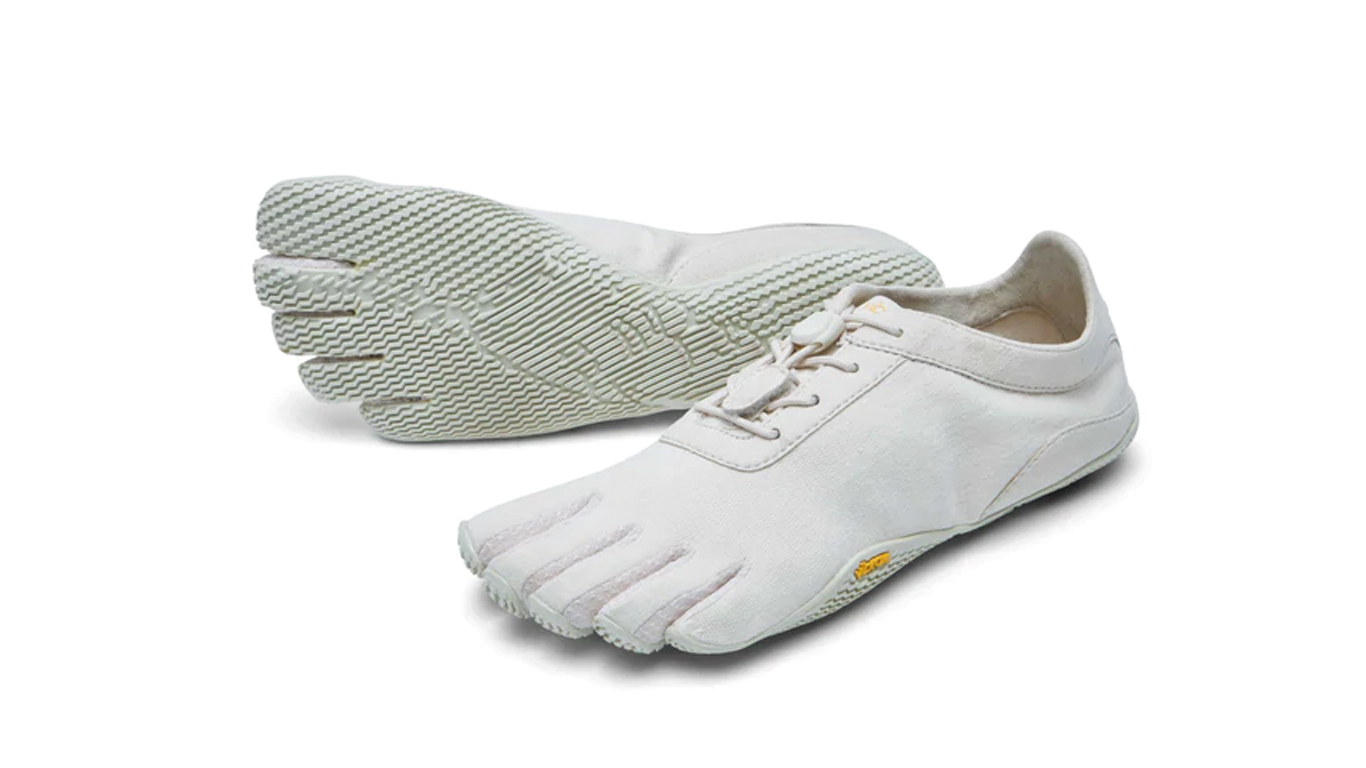 Barfußschuh für Erwachsene mit Schnürung, fünf einzelnen Zehenkammern und profilierter Sohle als Paar, schräge Vorderansicht