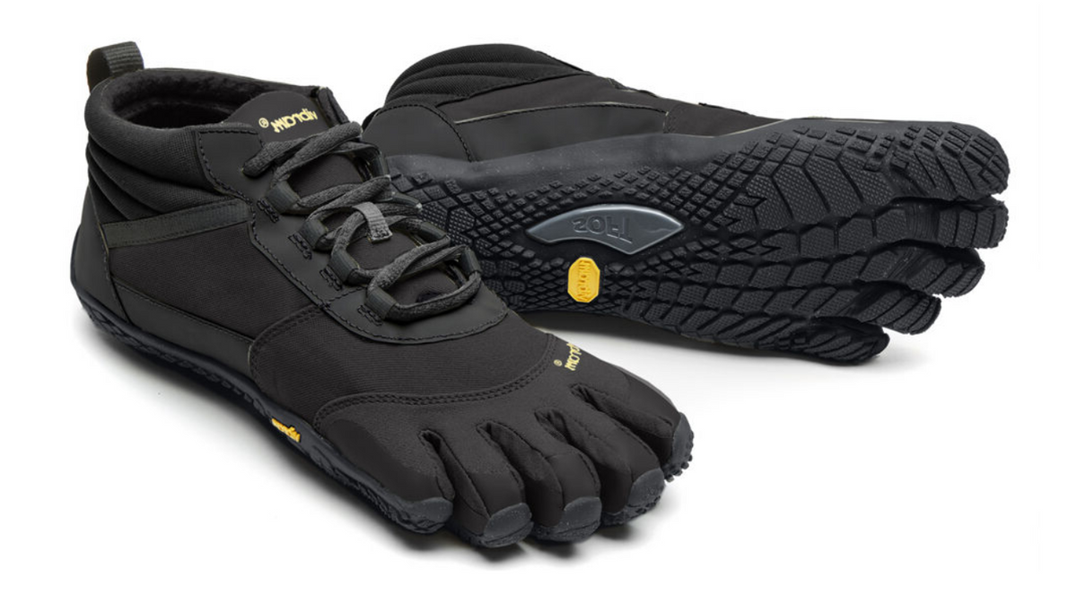 Barfußschuh für Erwachsene mit Schnürung, fünf einzelnen Zehenkammern und profilierter Sohle als Paar, schräge Vorderansicht