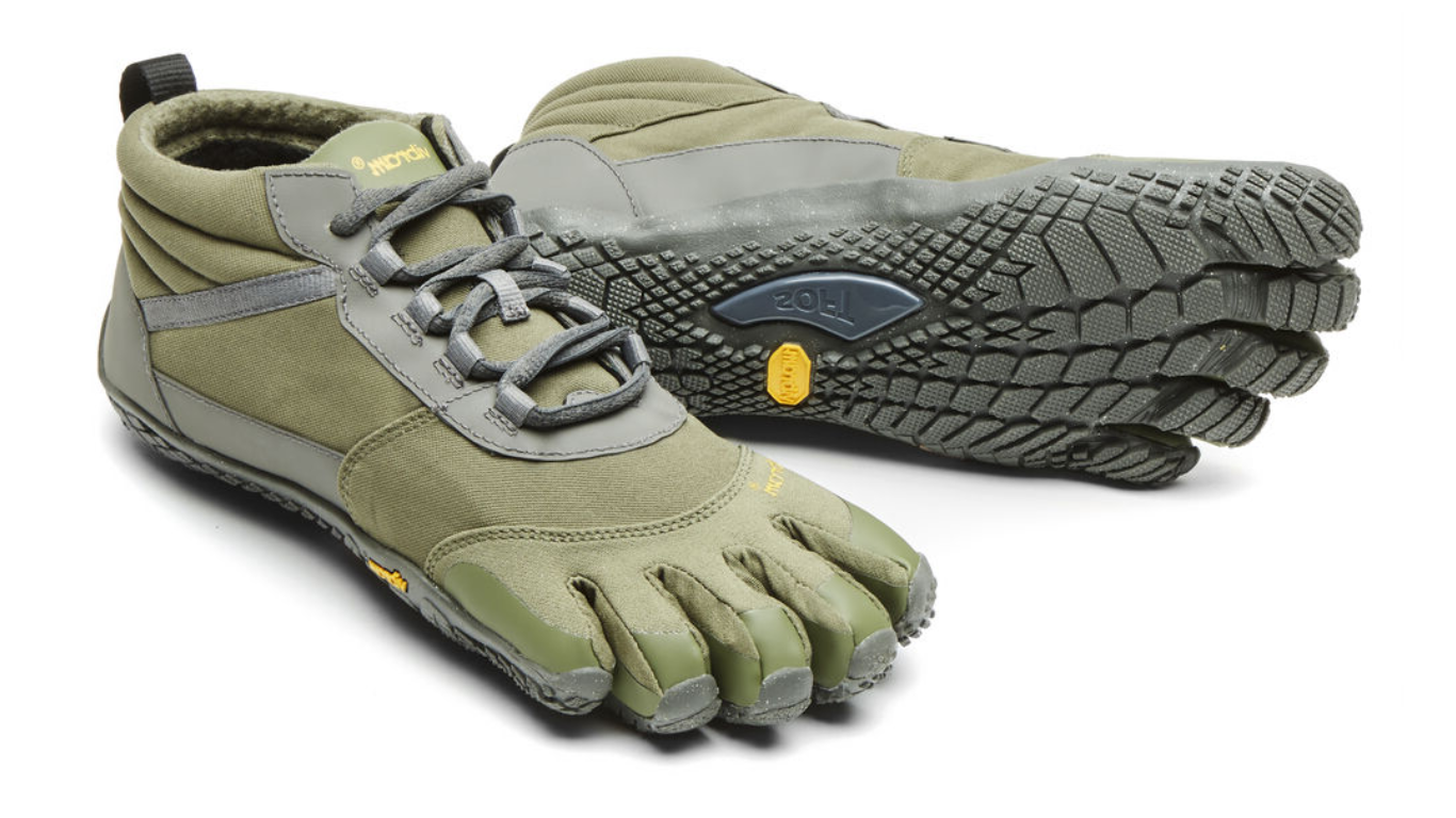 Barfußschuh für Erwachsene mit Schnürung, fünf einzelnen Zehenkammern und profilierter Sohle als Paar, schräge Vorderansicht