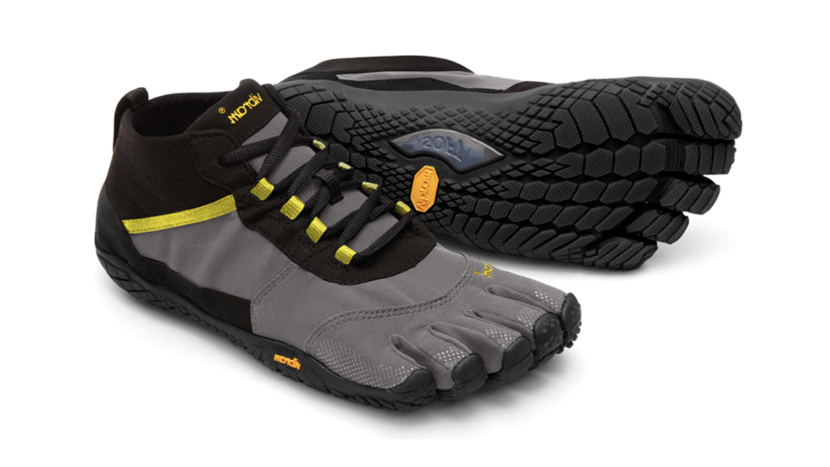 Barfußschuh für Erwachsene mit Schnürung, fünf einzelnen Zehenkammern und profilierter Sohle als Paar, schräge Vorderansicht