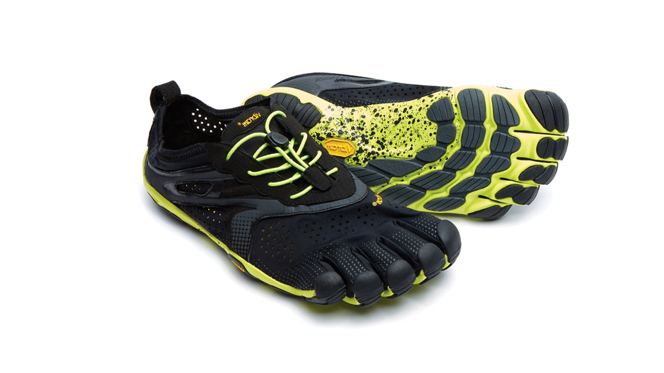 Barfußschuh für Erwachsene mit Schnürung, fünf einzelnen Zehenkammern und profilierter Sohle als Paar, schräge Vorderansicht