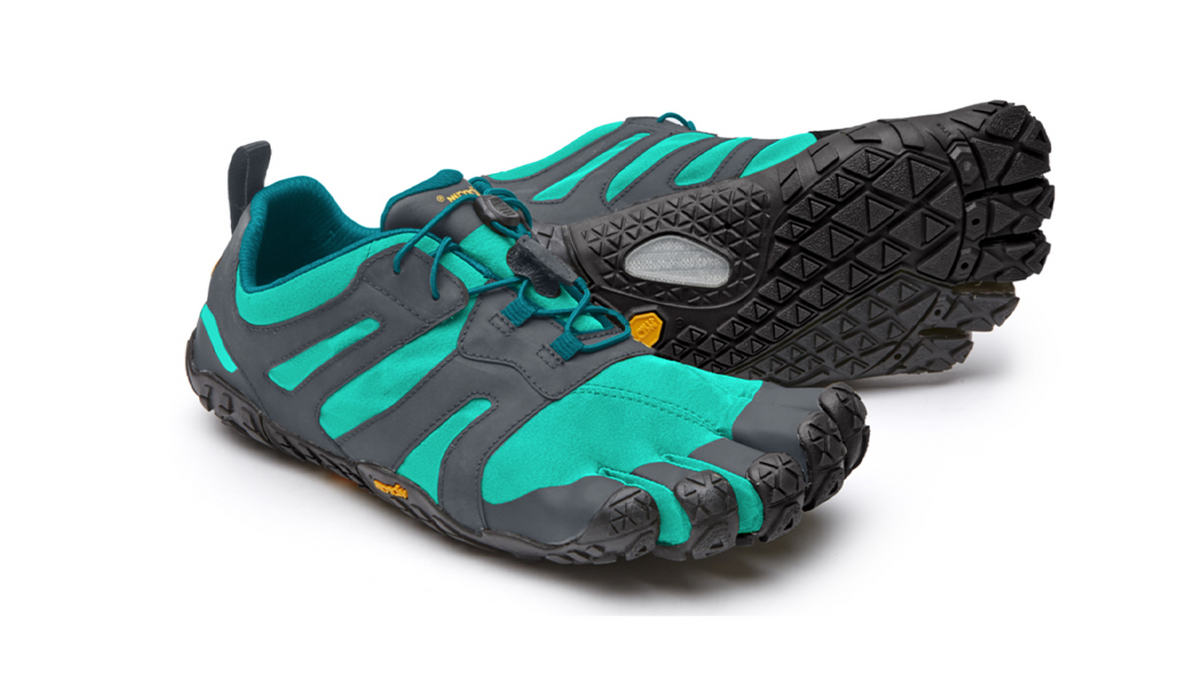 Barfußschuh für Erwachsene mit Schnürung, fünf einzelnen Zehenkammern und profilierter Sohle als Paar, schräge Vorderansicht