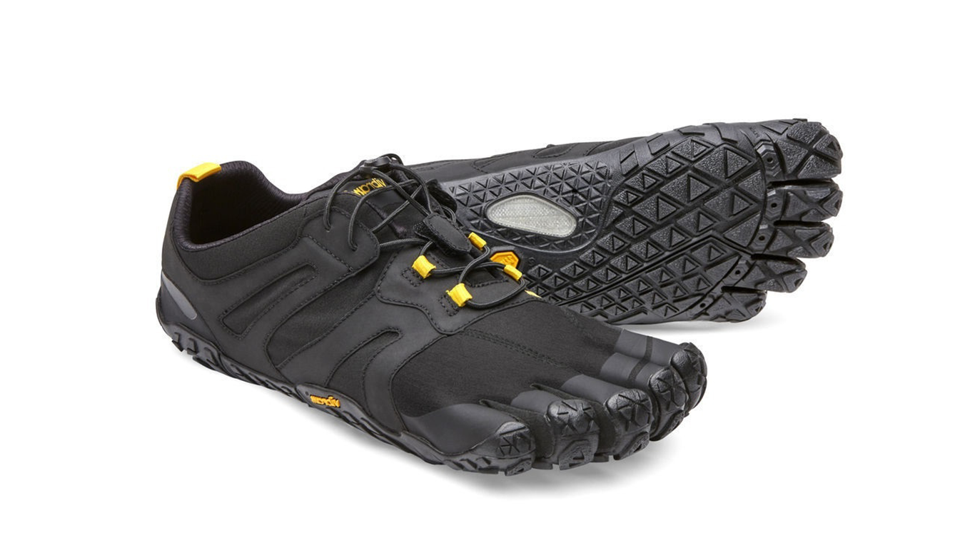 Barfußschuh für Erwachsene mit Schnürung, fünf einzelnen Zehenkammern und profilierter Sohle als Paar, schräge Vorderansicht