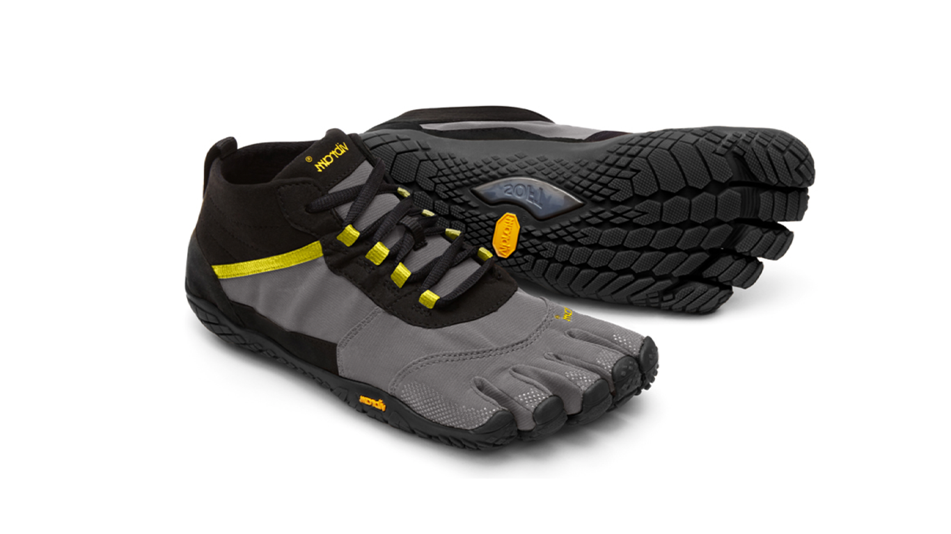Barfußschuh für Erwachsene mit Schnürung, fünf einzelnen Zehenkammern und profilierter Sohle als Paar, schräge Vorderansicht