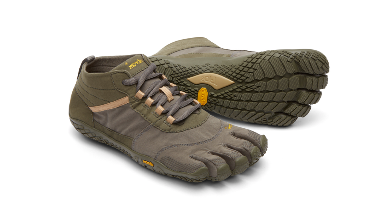 Barfußschuh für Erwachsene mit Schnürung, fünf einzelnen Zehenkammern und profilierter Sohle als Paar, schräge Vorderansicht