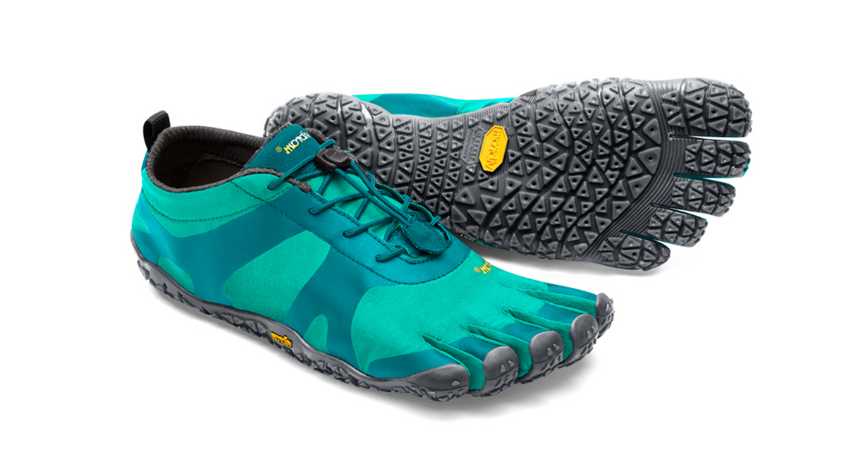 Barfußschuh für Erwachsene mit Schnürung, fünf einzelnen Zehenkammern und profilierter Sohle als Paar, schräge Vorderansicht