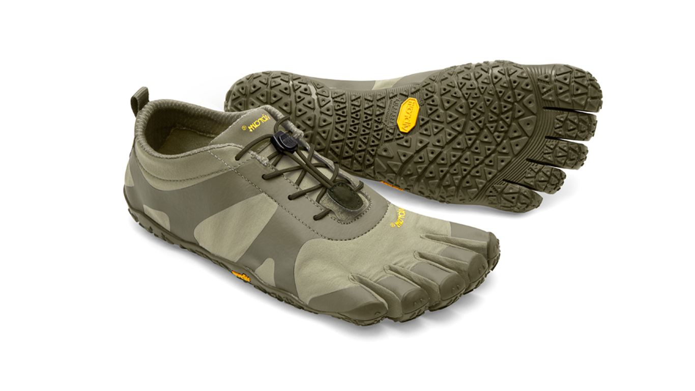 Barfußschuh für Erwachsene mit Schnürung, fünf einzelnen Zehenkammern und profilierter Sohle als Paar, schräge Vorderansicht