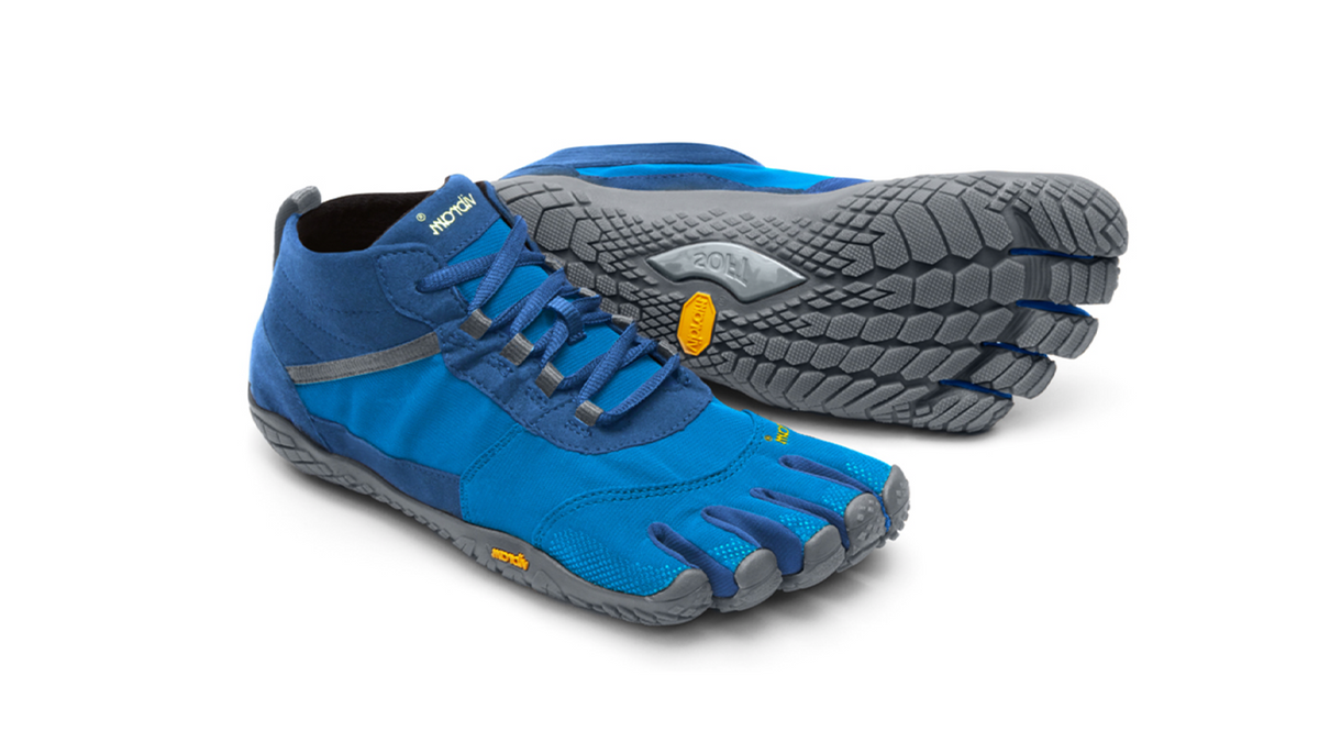 Barfußschuh für Erwachsene mit Schnürung, fünf einzelnen Zehenkammern und profilierter Sohle als Paar, schräge Vorderansicht