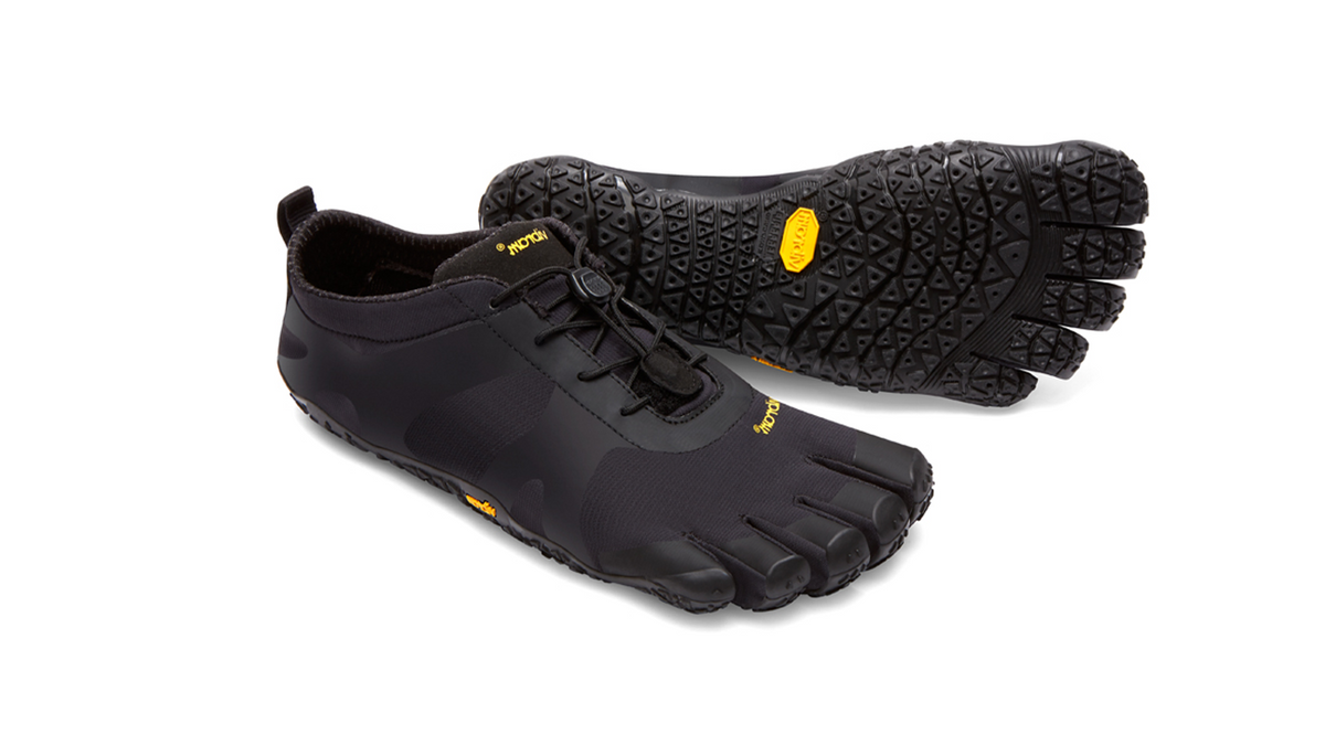 Barfußschuh für Erwachsene mit Schnürung, fünf einzelnen Zehenkammern und profilierter Sohle als Paar, schräge Vorderansicht