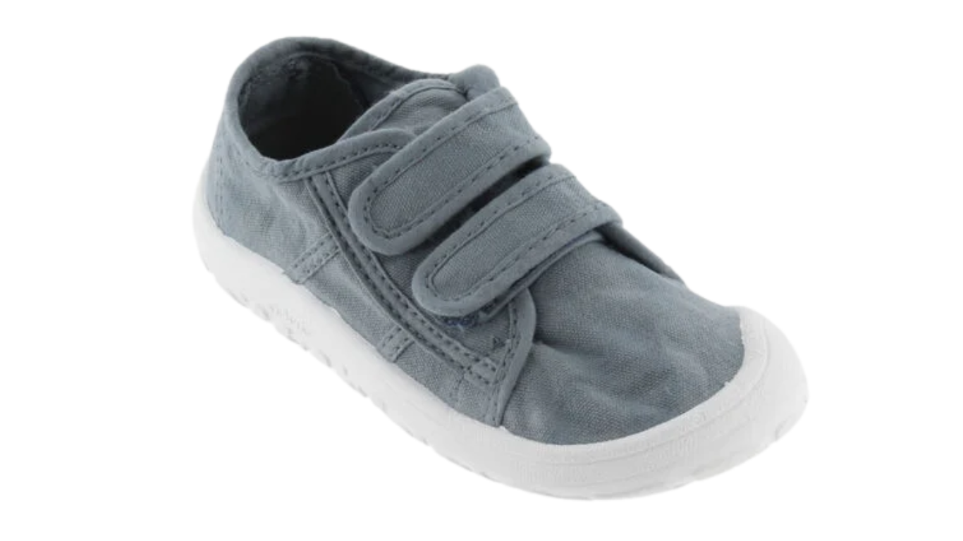 Barfußschuh für Kinder mit breiter Zehenbox, flexibler Sohle und zwei Klettverschlüssen, geschlossener Zehenbereich, schräge Vorderansicht