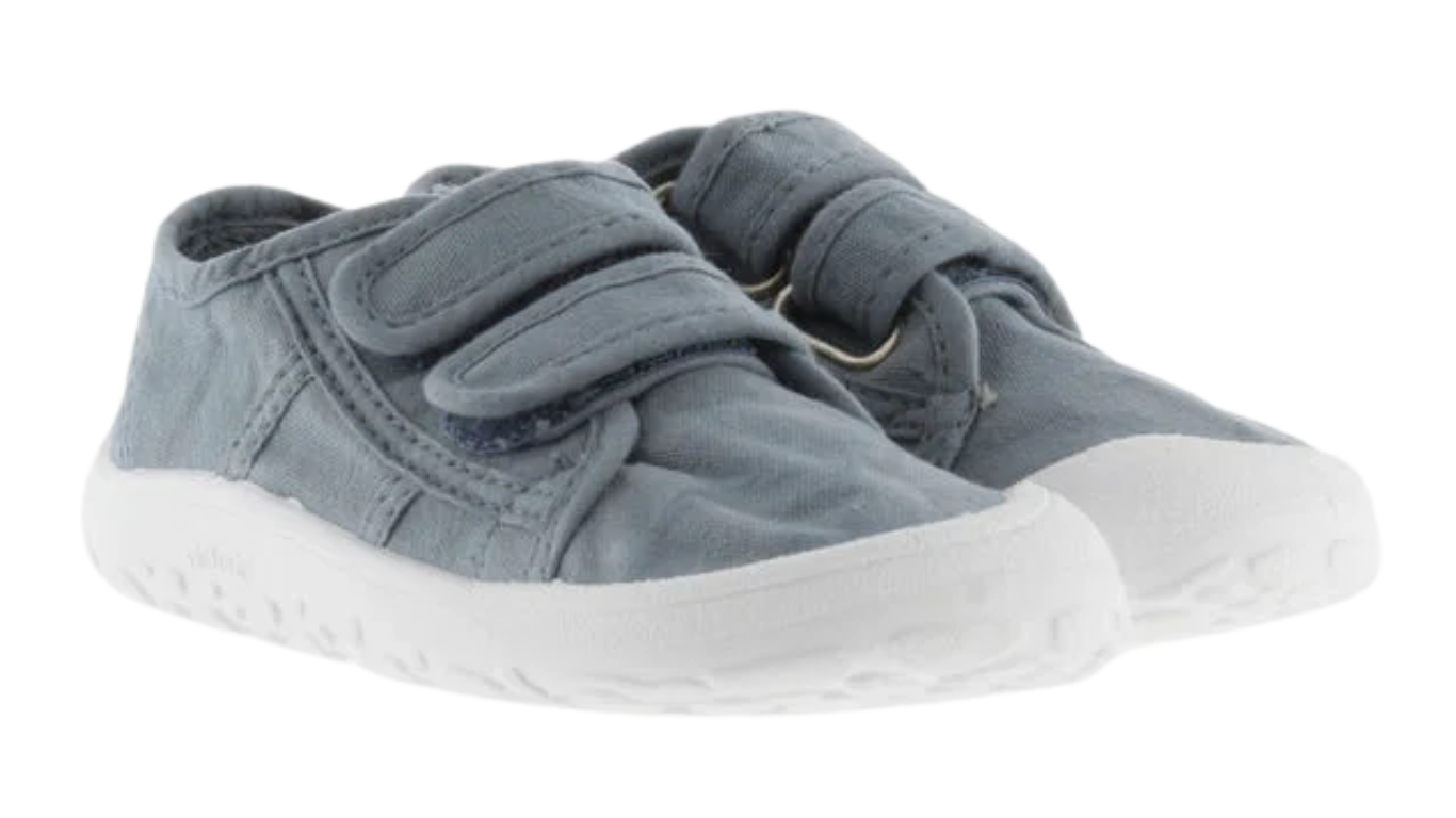Barfußschuhe für Kinder mit breiter Zehenbox, flexibler Sohle und zwei Klettverschlüssen, geschlossener Zehenbereich, schräge Vorderansicht