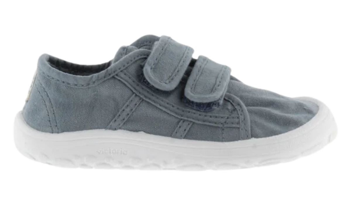 Barfußschuh für Kinder mit breiter Zehenbox, flexibler Sohle und zwei Klettverschlüssen, geschlossener Zehenbereich, Seitenansicht außen