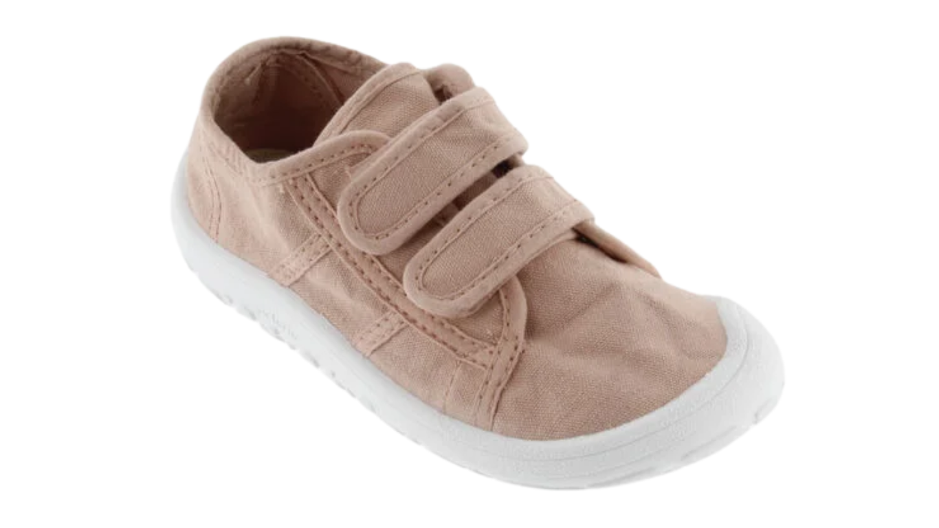 Barfußschuh für Kinder mit breiter Zehenbox, flexibler Sohle und zwei Klettverschlüssen, geschlossener Zehenbereich, schräge Vorderansicht