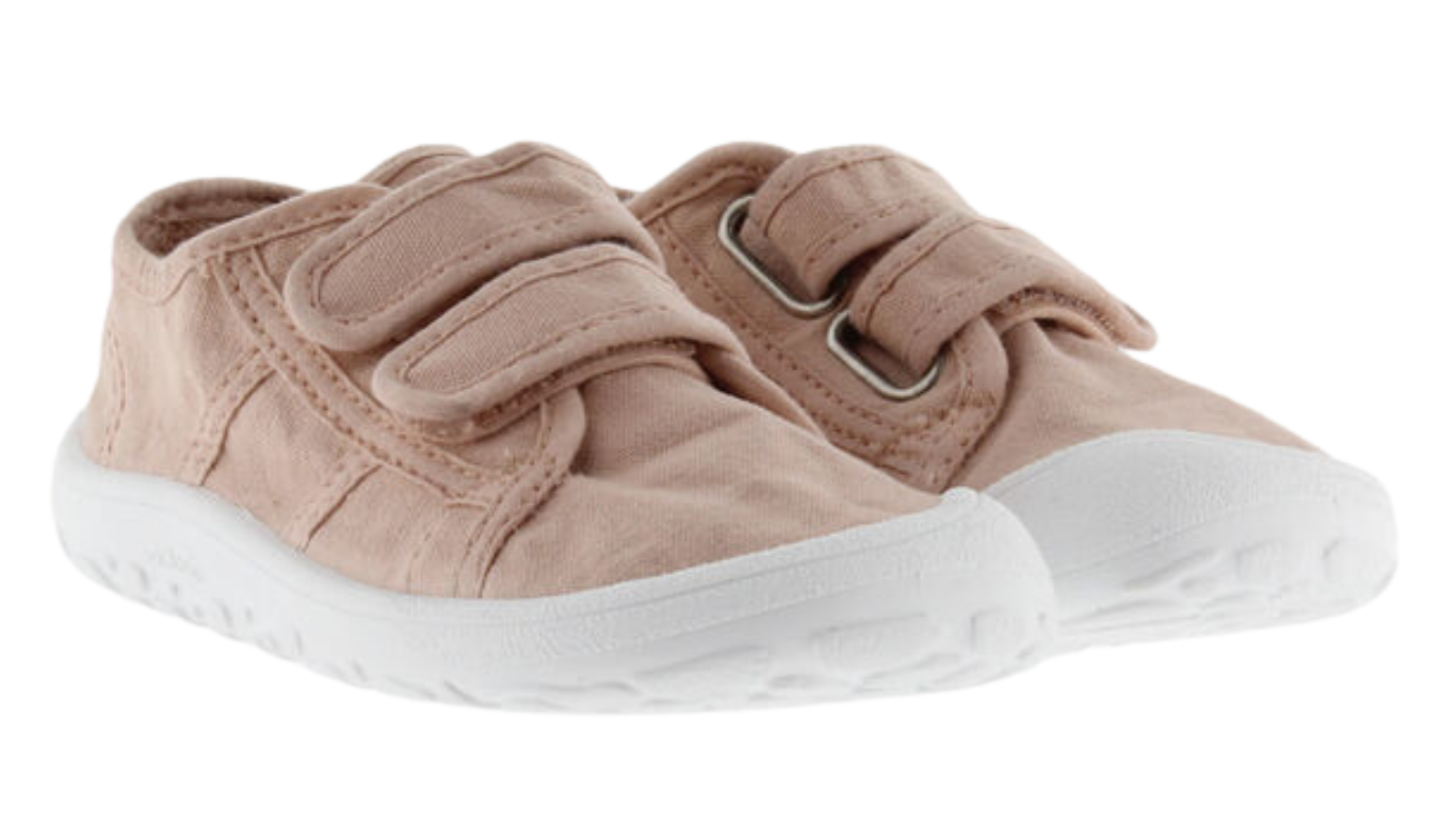 Barfußschuhe für Kinder mit breiter Zehenbox, flexibler Sohle und zwei Klettverschlüssen, geschlossener Zehenbereich, schräge Vorderansicht