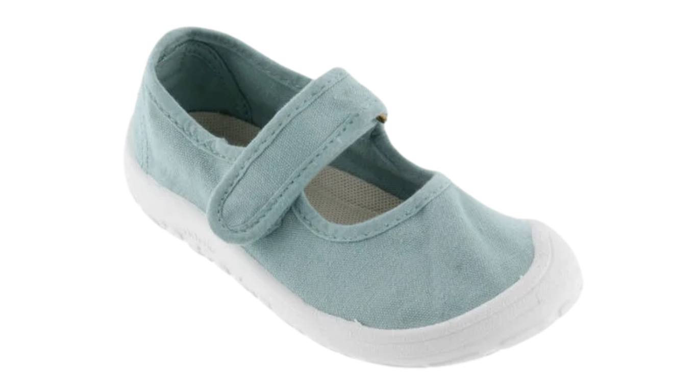 Barfußschuh für Kinder mit breiter Zehenbox, flexibler Sohle und Klettverschluss, geschlossener Zehenbereich, schräge Vorderansicht