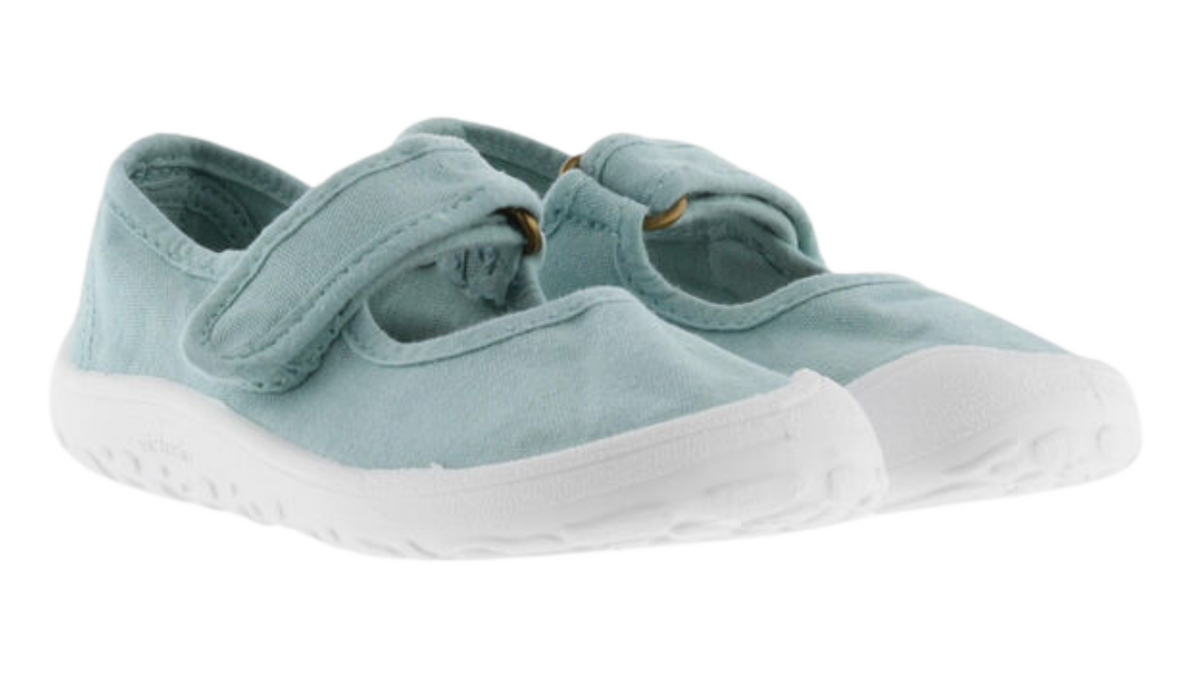 Barfußschuhe für Kinder mit breiter Zehenbox, flexibler Sohle und Klettverschluss, geschlossener Zehenbereich, schräge Vorderansicht