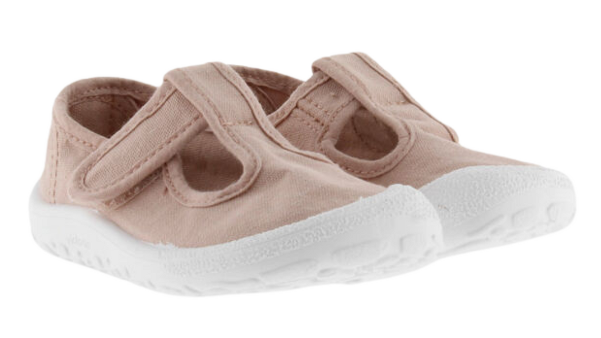 Barfußschuhe für Kinder mit breiter Zehenbox, flexibler Sohle und Klettverschluss, geschlossener Zehenbereich, schräge Vorderansicht