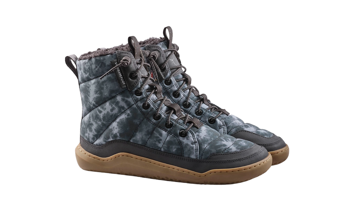 Barfußwinterstiefel, geschlossene Zehen und geschlossener Fersenbereich, Schnürung mit Ösen, profilierte Sohle, schräge Vorderansicht als Paar